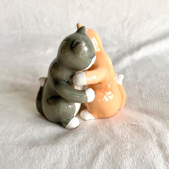 Attractives Magnetic Hugging Cats Salt and Pepper Shakers - Picture 6 of 12